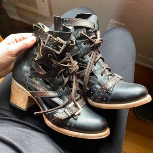 Free Bird CHEYANNE cutout booties size 8
